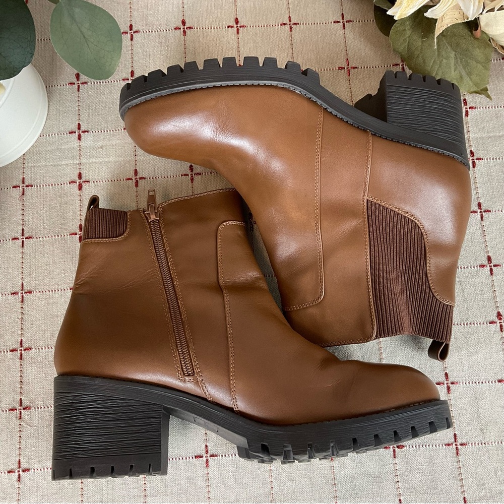 Bella Vita “Connery” Chelsea Boot Lug Sole Leather Ankle Boots Sz 10 Wide Comfy - Picture 6 of 7